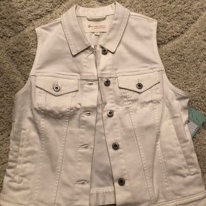 Vince Camuto white denim vest NWT